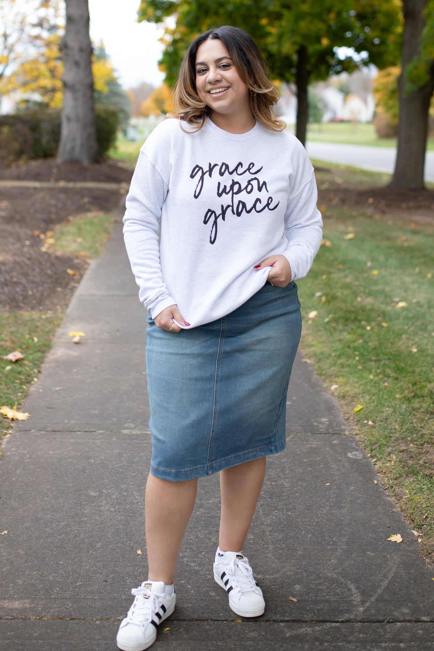 PINK DEALS* Grace Upon Grace Graphic Sweatshirt in Heather White