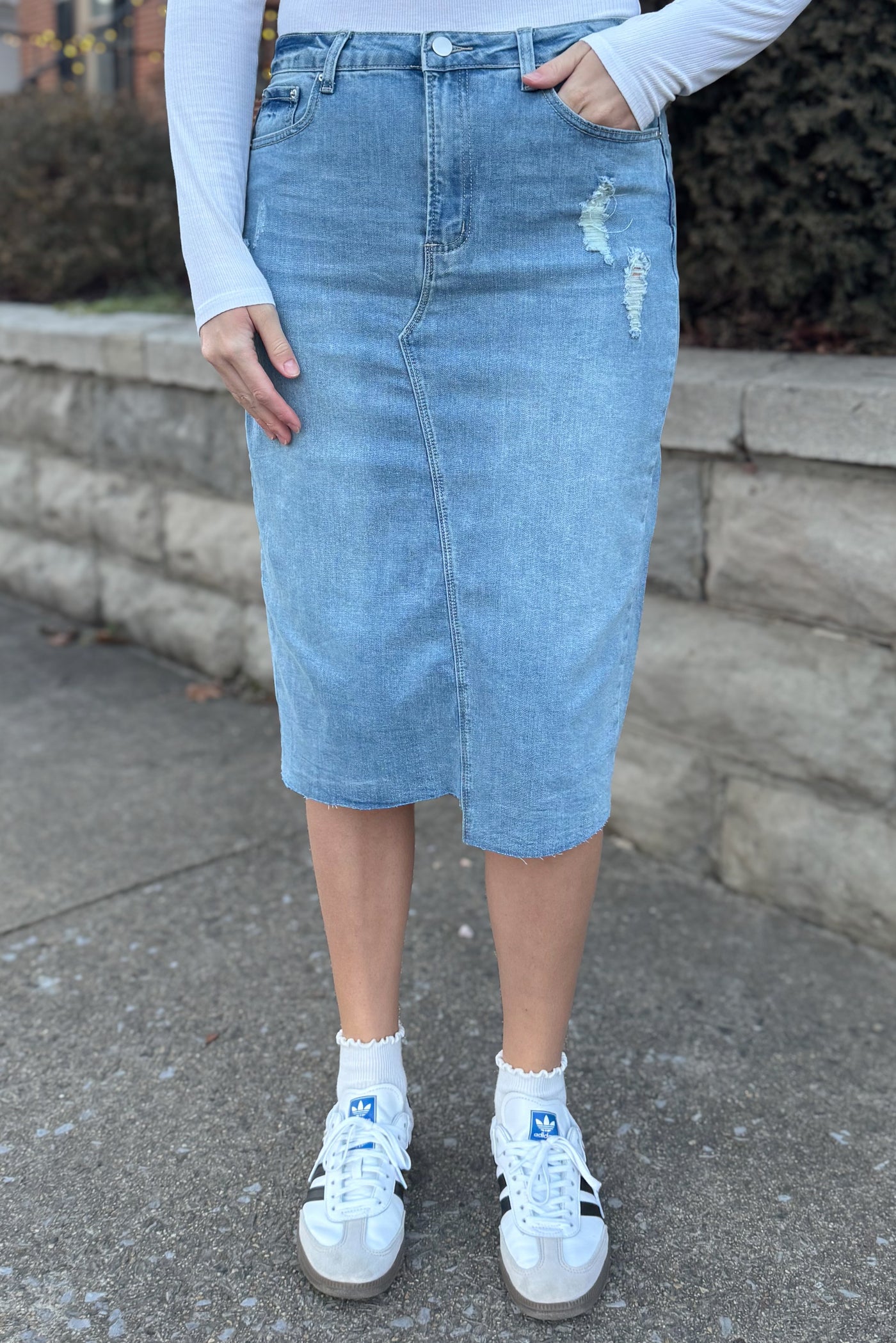 PRE-ORDER - The Presley Distressed Denim Skirt in Md.Wash (Ships by 3/1)